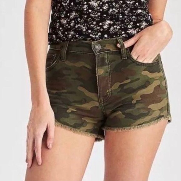 American Eagle Outfitters Pants - AE Vintage High Rise Festival Camo Shorts Sz 2